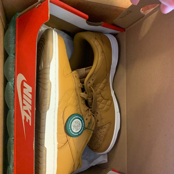 Nike Dunk Low Quilted Sneaker in wheat 7.5M/9W - Picture 4 of 10